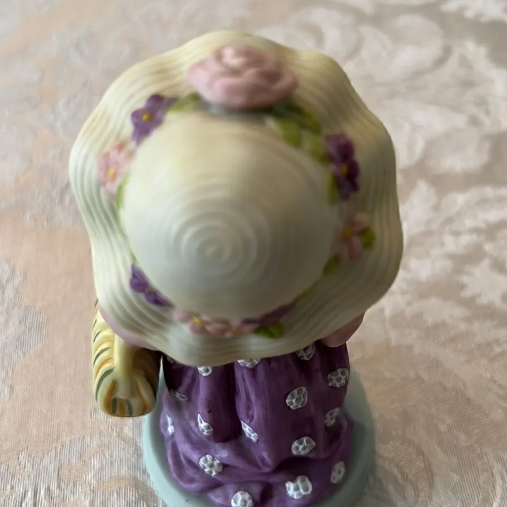 Vintage Avon 1983 “Cherished moments last forever” porcelain figurine EVC